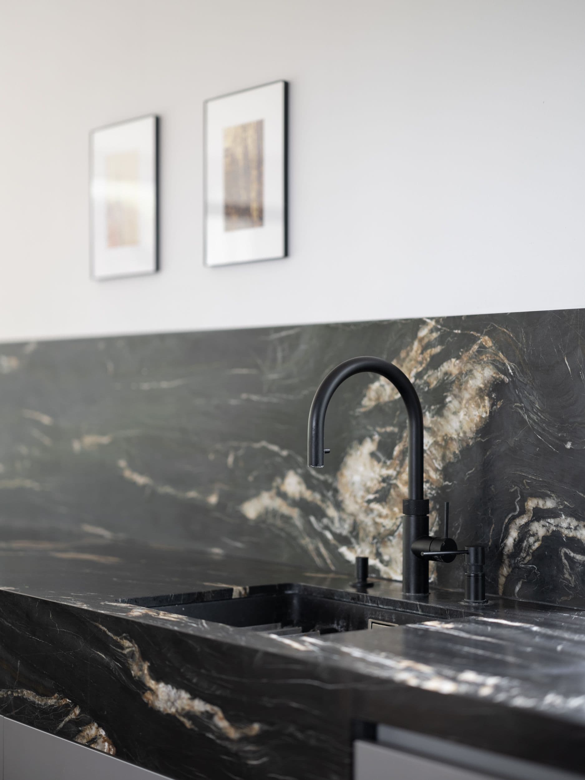 Maßgefertigte Küche mit schwarzem Marmor, gerundeter Kücheninsel und Holzeinbauten in einer Berliner Wohnungssanierung, Innenarchitektur Susanne Philippson