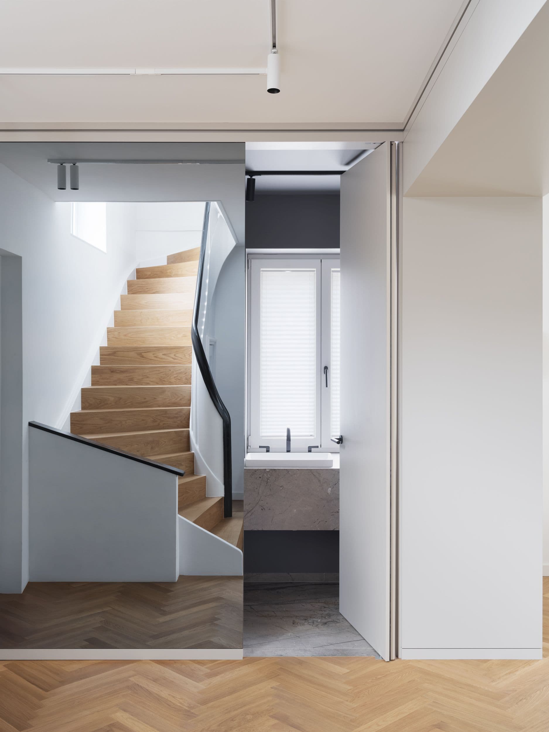Badezimmer mit schwarzem Marmorduschbereich, doppeltem Waschtisch und schwarzen Armaturen in einer Berliner Wohnungssanierung, Innenarchitektur Susanne Philippson