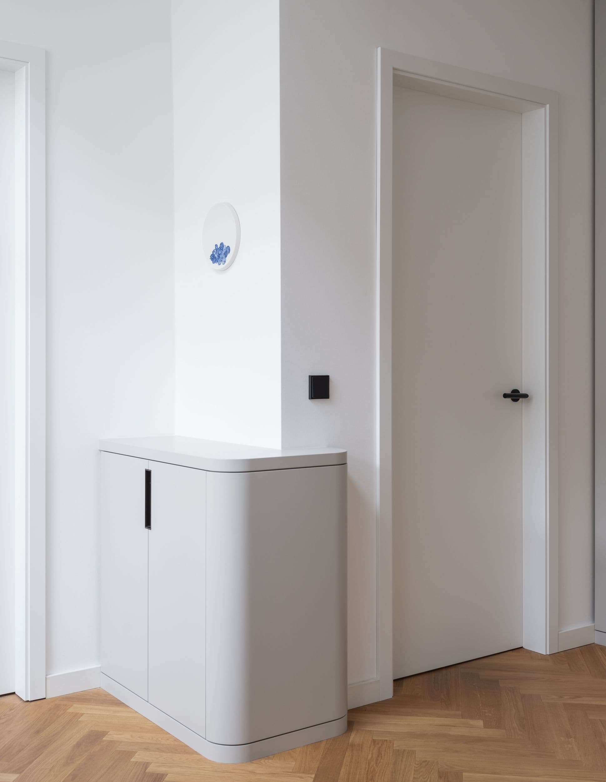 Maßgefertigte Einbauschränke, beleuchteter Schuhschrank und Treppenhaus mit geschwungenem Geländer – individueller Innenausbau in einer Berliner Sanierung, Innenarchitektur Susanne Philippson