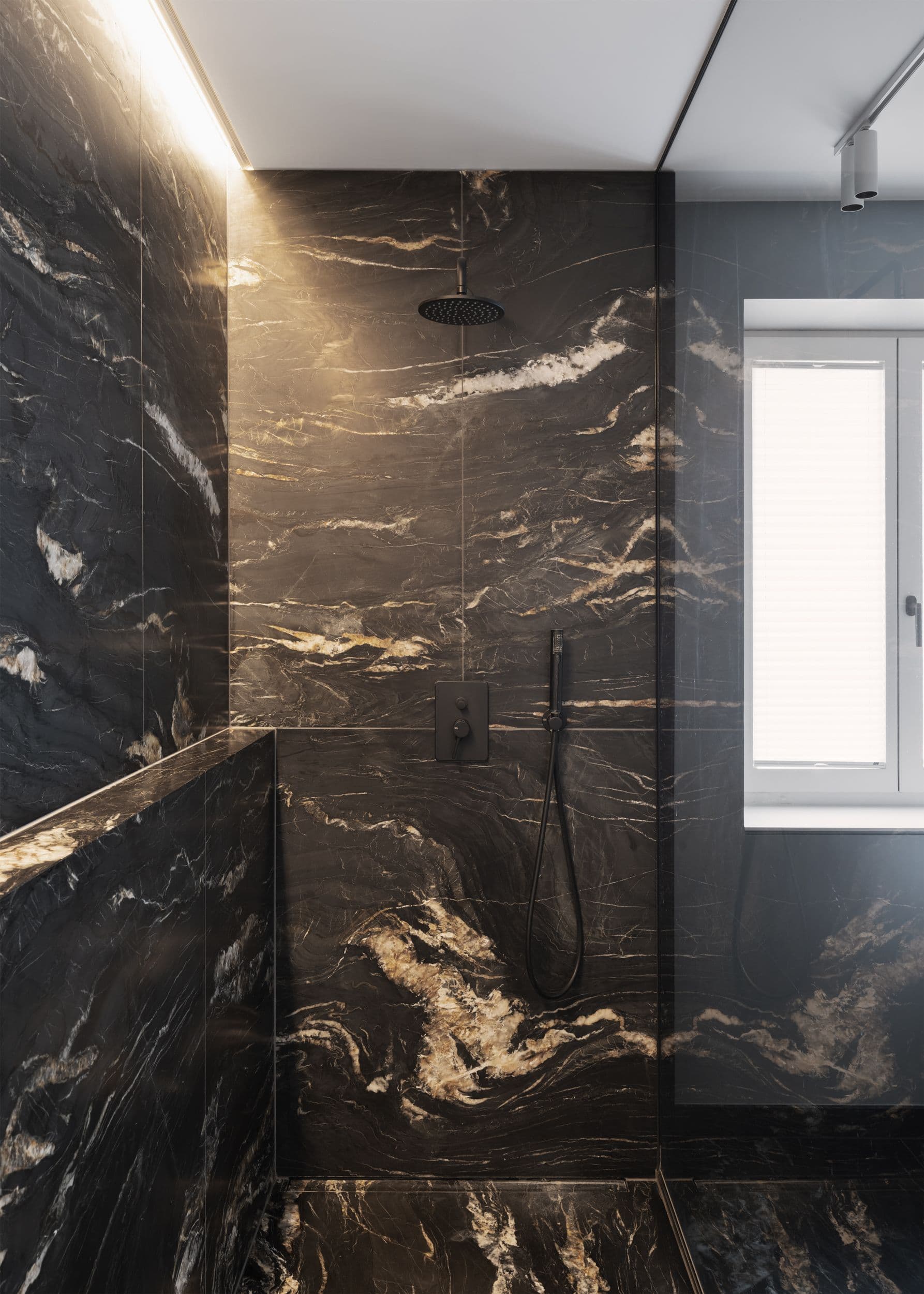 Badezimmer mit schwarzem Marmorduschbereich, doppeltem Waschtisch und schwarzen Armaturen in einer Berliner Wohnungssanierung, Innenarchitektur Susanne Philippson
