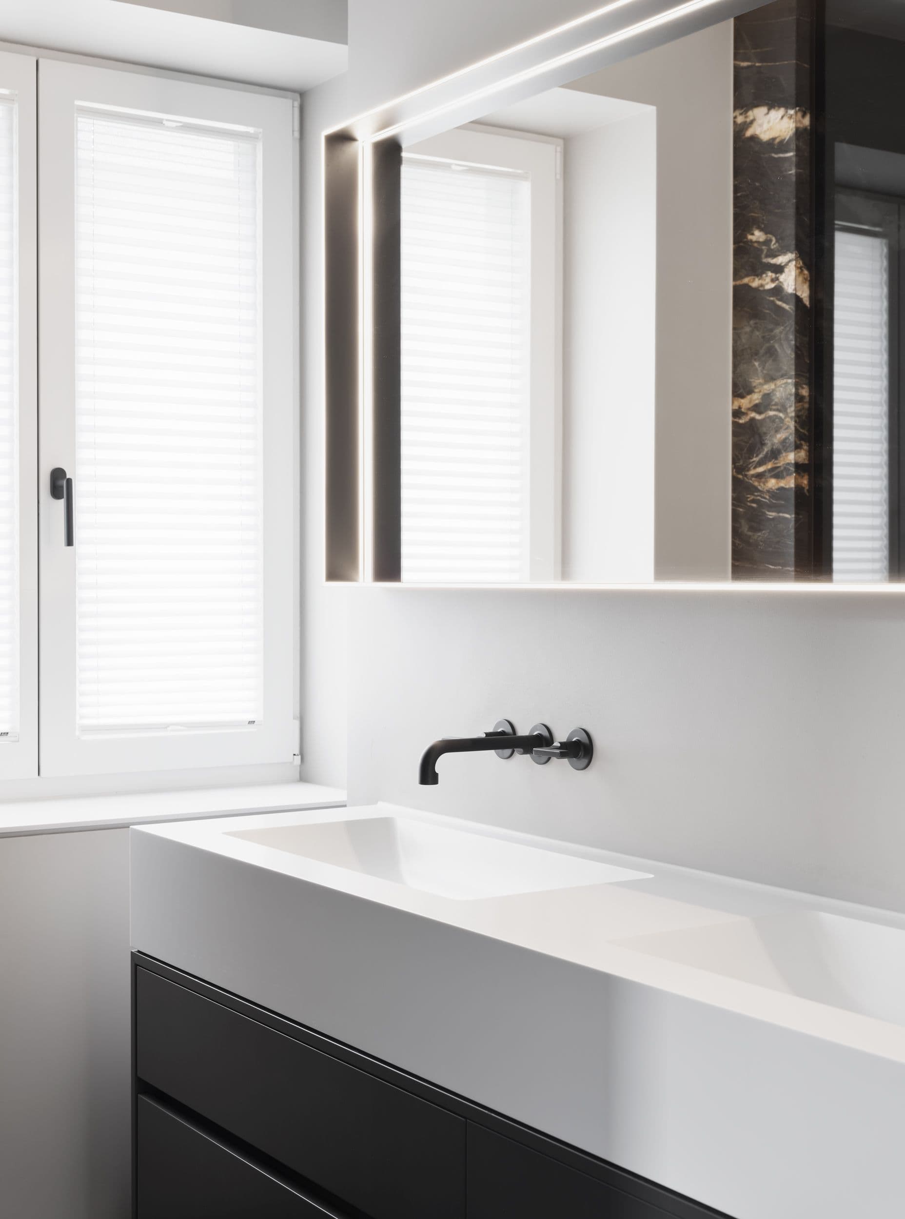 Badezimmer mit schwarzem Marmorduschbereich, doppeltem Waschtisch und schwarzen Armaturen in einer Berliner Wohnungssanierung, Innenarchitektur Susanne Philippson