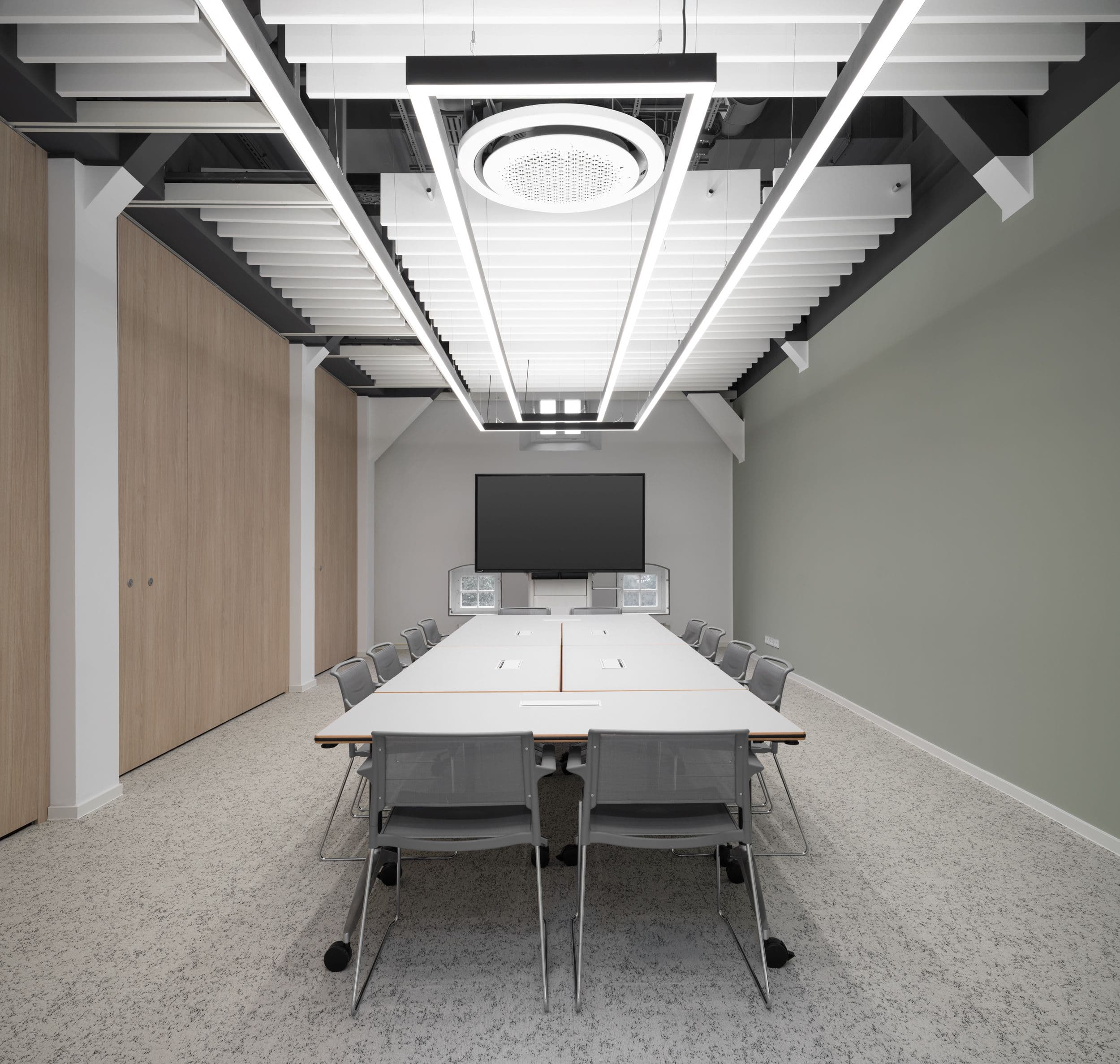 Schulungsraum mit mobiler Trennwand. Akustikbaffle und linearem Lichtkonzept im MBS-Schulungszentrum am Luisenplatz Potsdam. Innenarchitektur Susanne Philippson