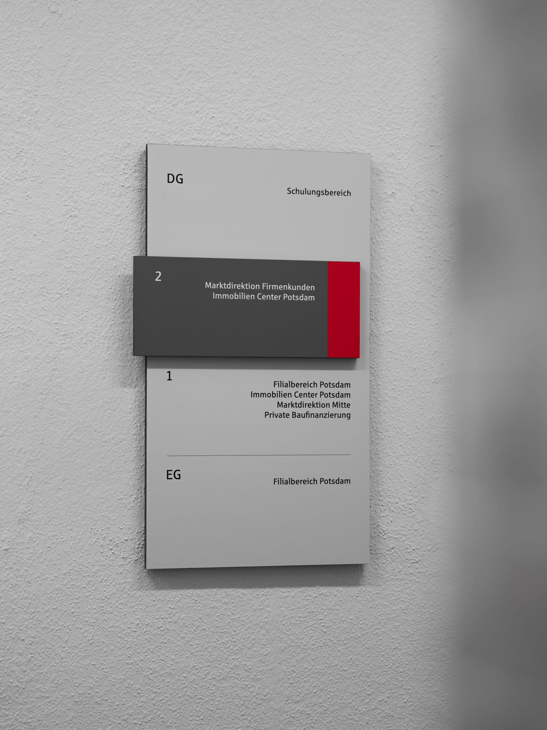 Signaletik Etagenanzeiger im MBS-Schulungszentrum am Luisenplatz Potsdam. Innenarchitektur Susanne Philippson.
