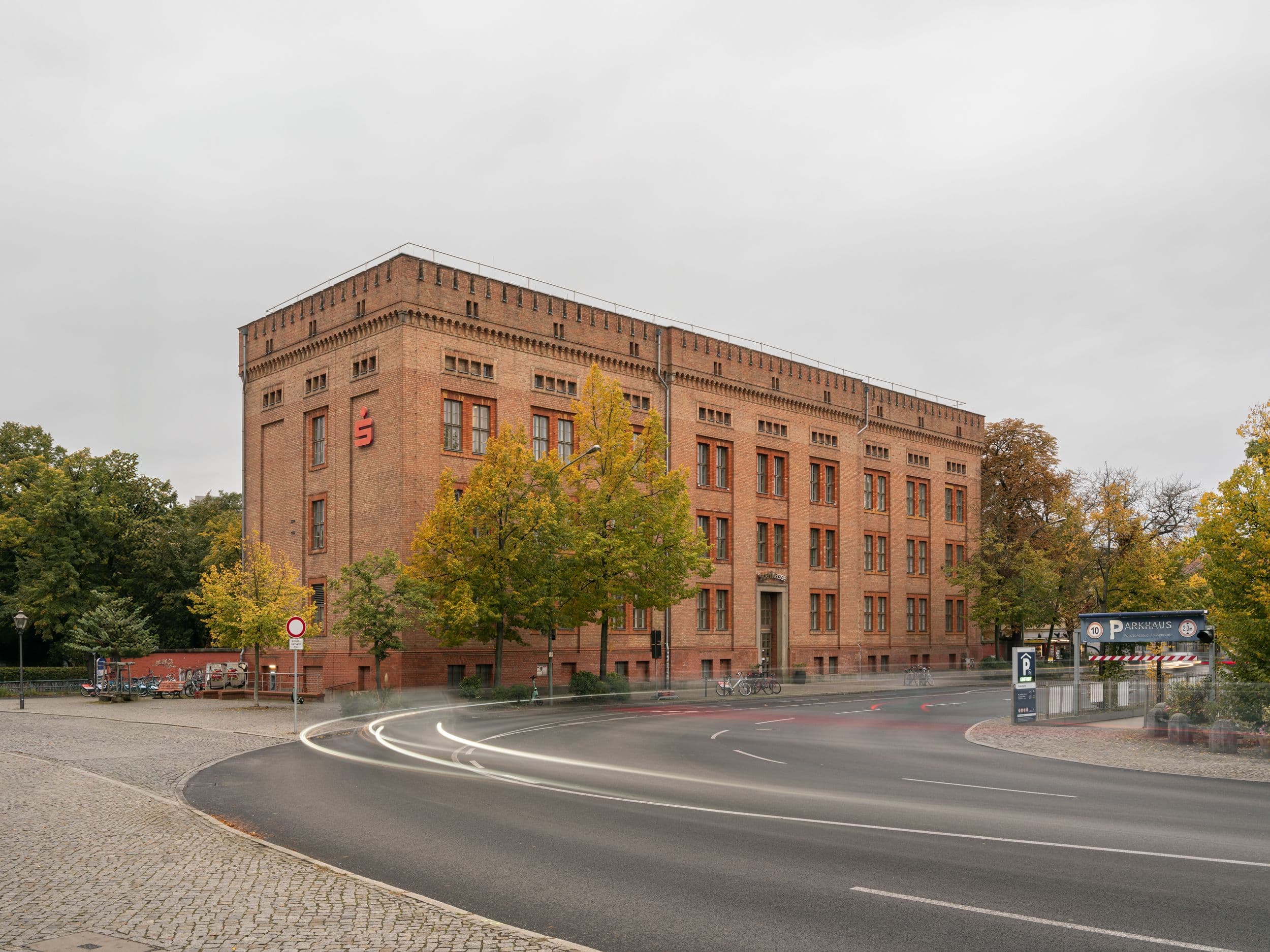 Historisches Backsteingebäude der Mittelbrandenburgischen Sparkasse am Luisenplatz in Potsdam im Herbst