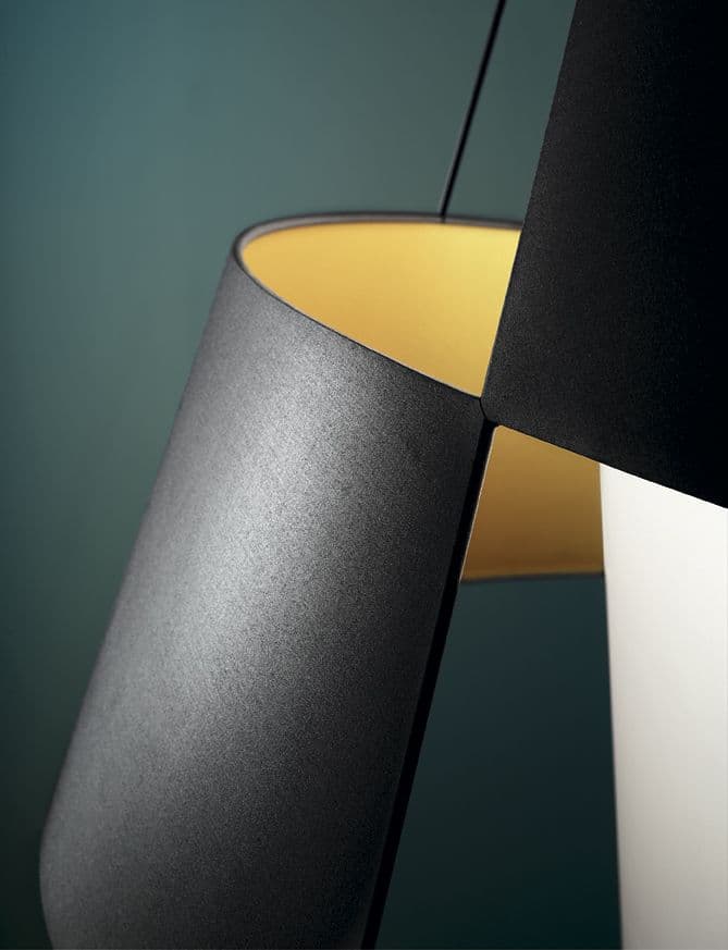 Detailaufnahme des Crinolina Diffusors von Pallucco in Anthrazit mit goldfarbenem PVC-Innenfutter und chintziertem Baumwollgewebe außen, Leuchtendesign Susanne Philippson