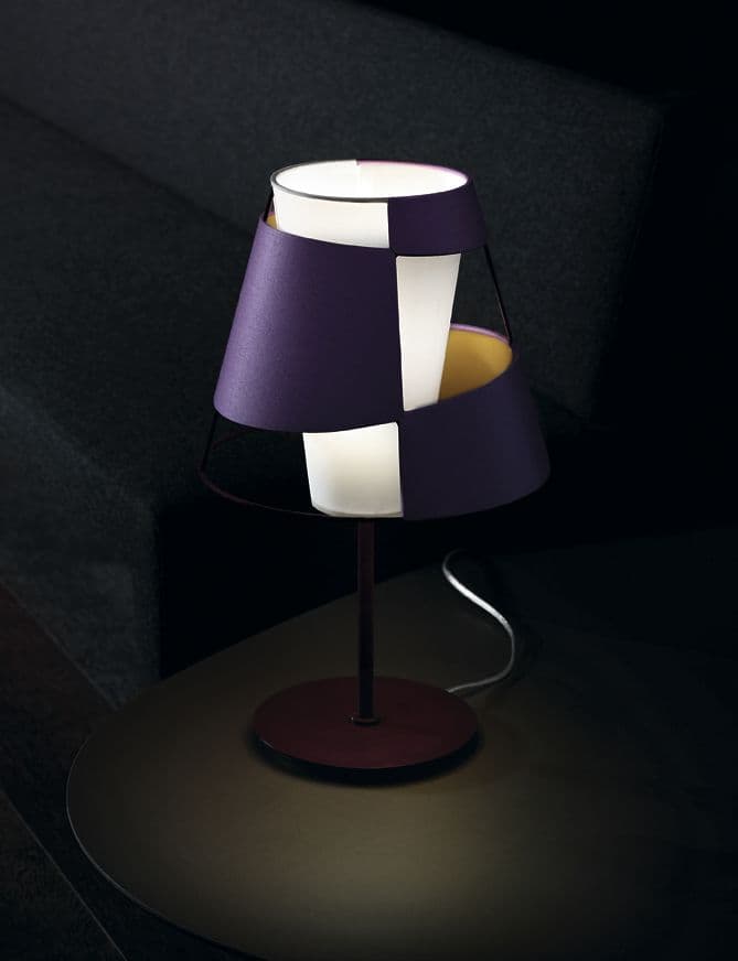 Crinolina Tischleuchte von Pallucco in Lila mit asymmetrisch strukturiertem Stoffdiffusor und goldfarbenem Lichtreflex auf Beistelltisch, Leuchtendesign Susanne Philippson