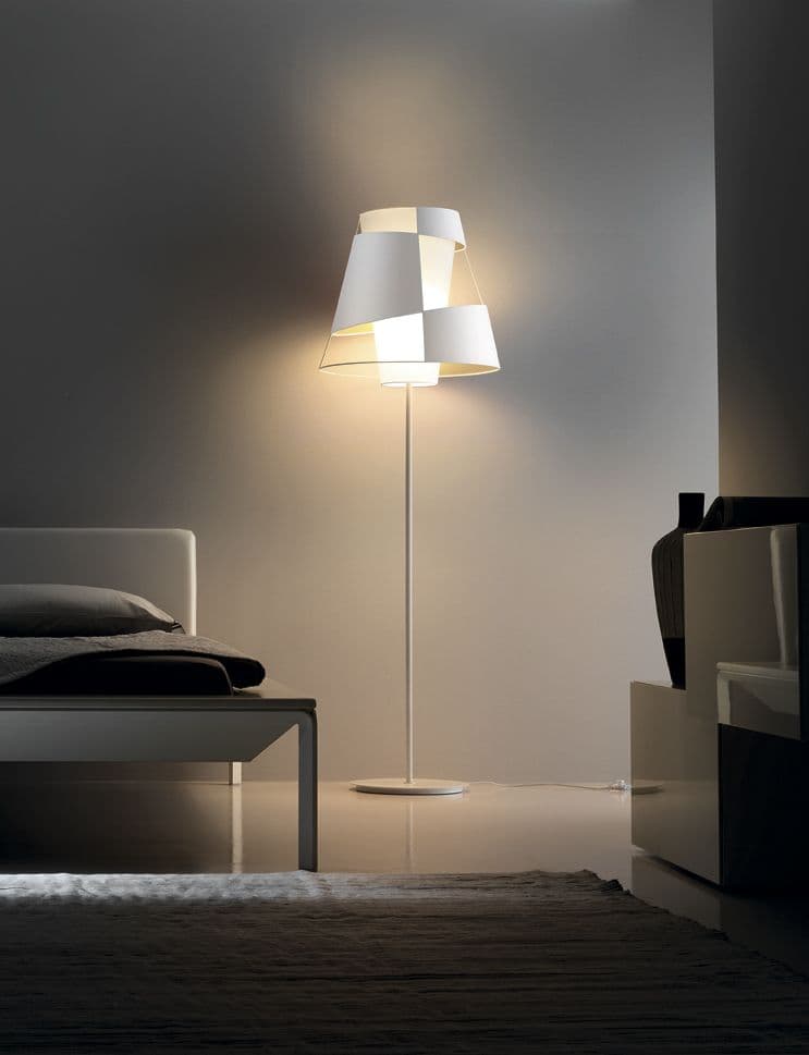 Crinolina Stehleuchte von Pallucco in Weiß mit asymmetrisch strukturiertem Stoffdiffusor und warmgoldenem Lichtreflex im Schlafzimmerambiente, Leuchtendesign Susanne Philippson