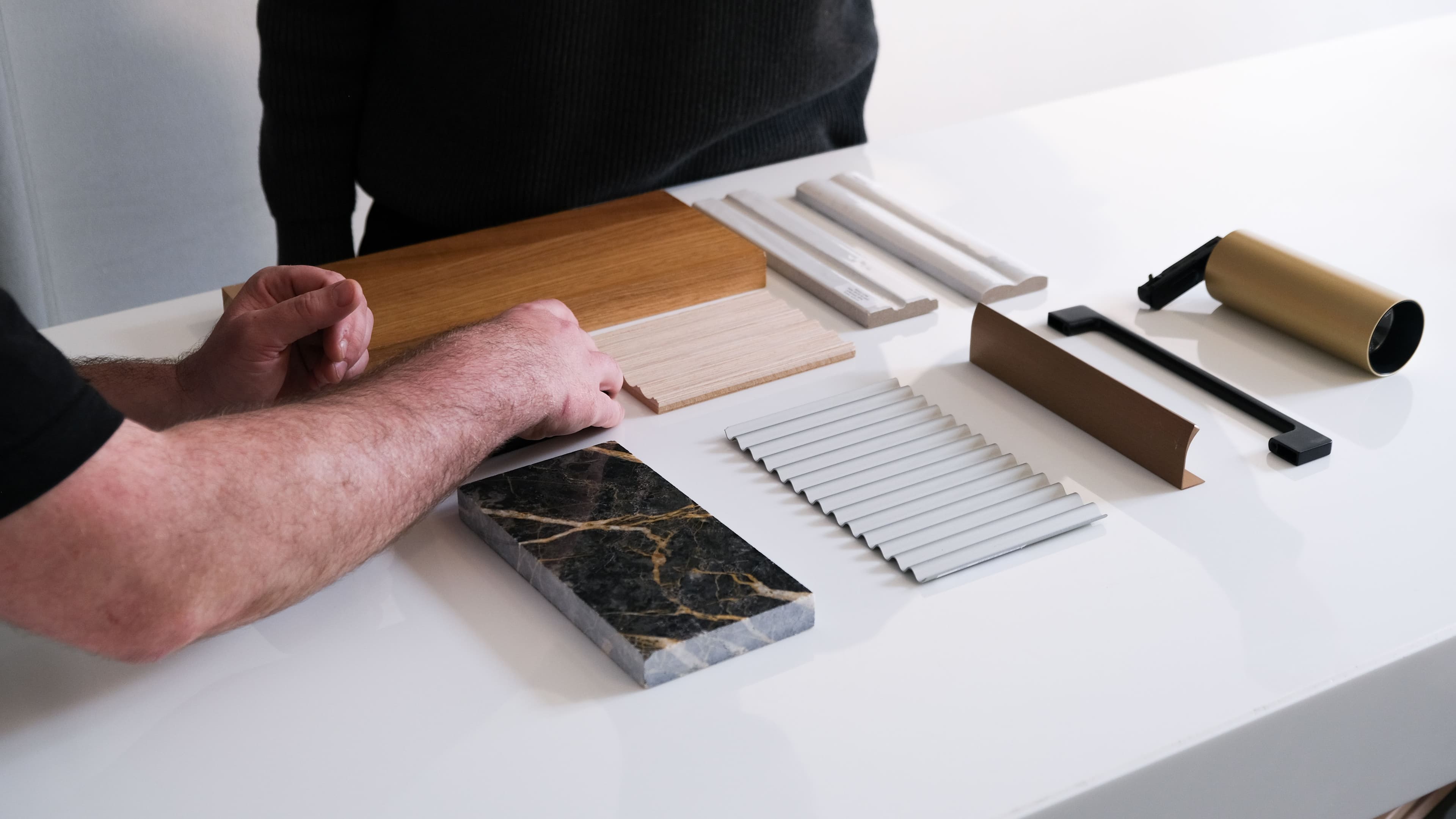 Materialauswahl mit Muster aus Naturstein, Holz, Stuck- und Metallprofilen sowie Leuchtendetail bei der Konzeptentwicklung, Innenarchitektur Susanne Philippson