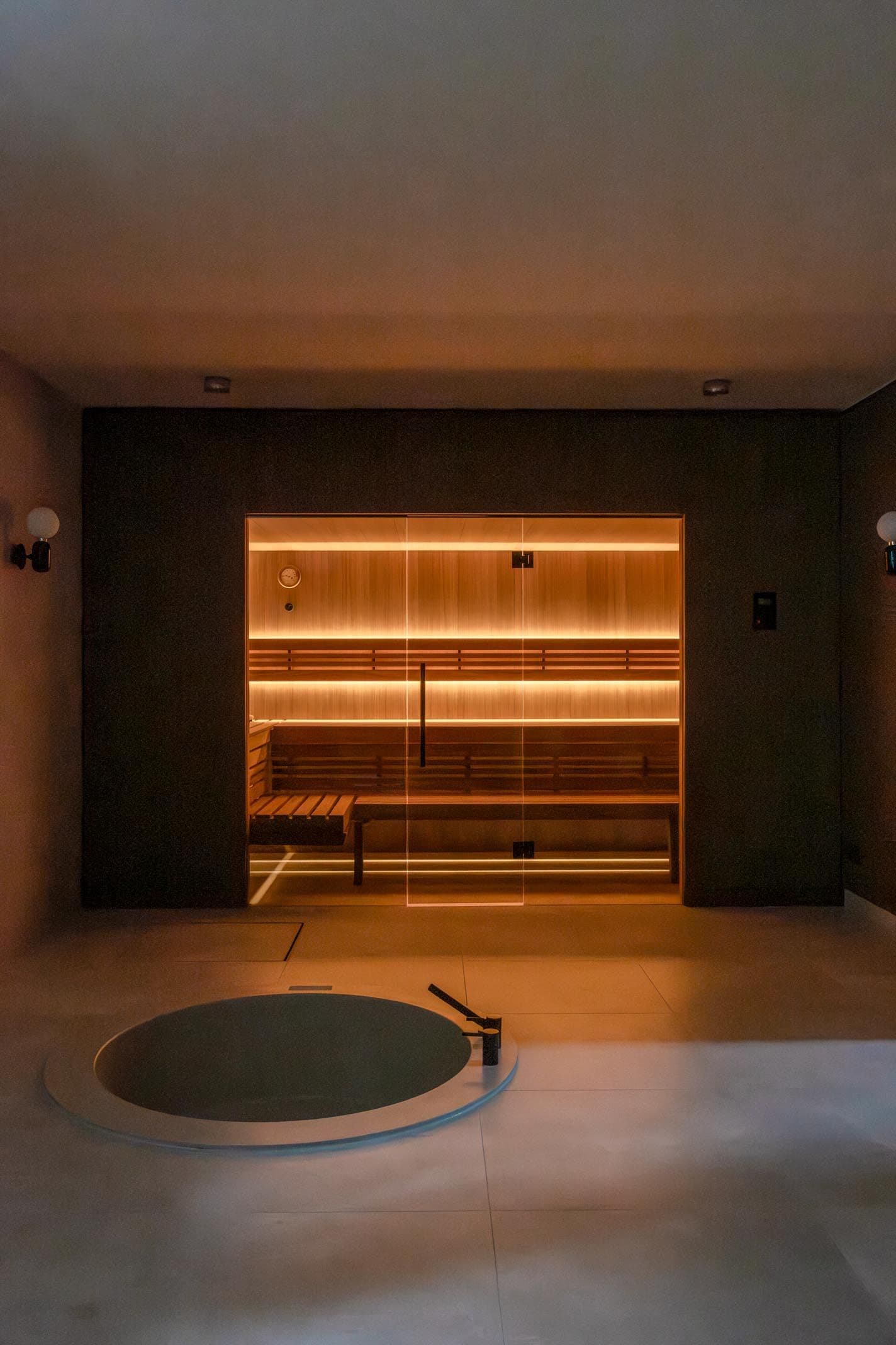 Spa und Wellnessbereich mit Kältebecken und Sauna. Indirekte Saunabeleuchtung. Innenarchitektur Susanne Philippson.