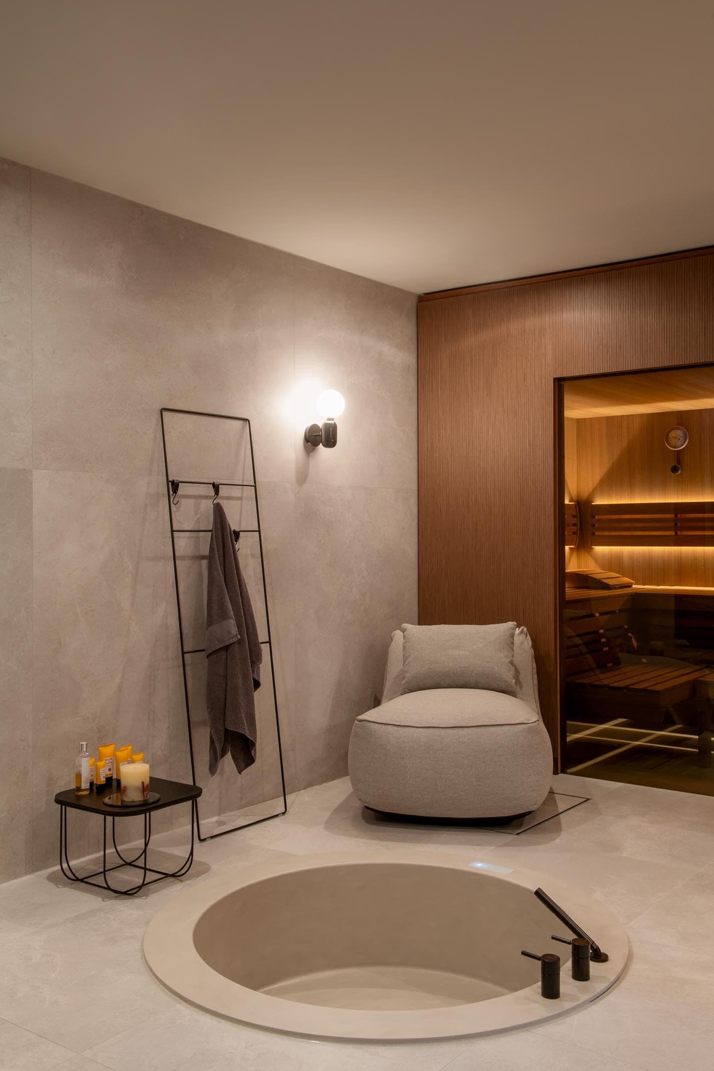 Spa und Wellnessbereich mit Kältebecken und Sauna. Indirekte Saunabeleuchtung. Innenarchitektur Susanne Philippson.