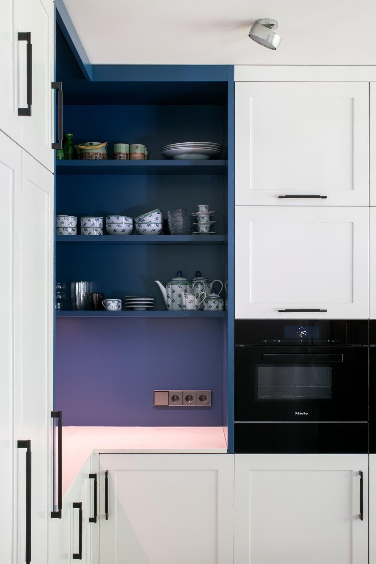 Maßgefertigte Küche. Blauer Einschub. Innenarchitektur Susanne Philippson