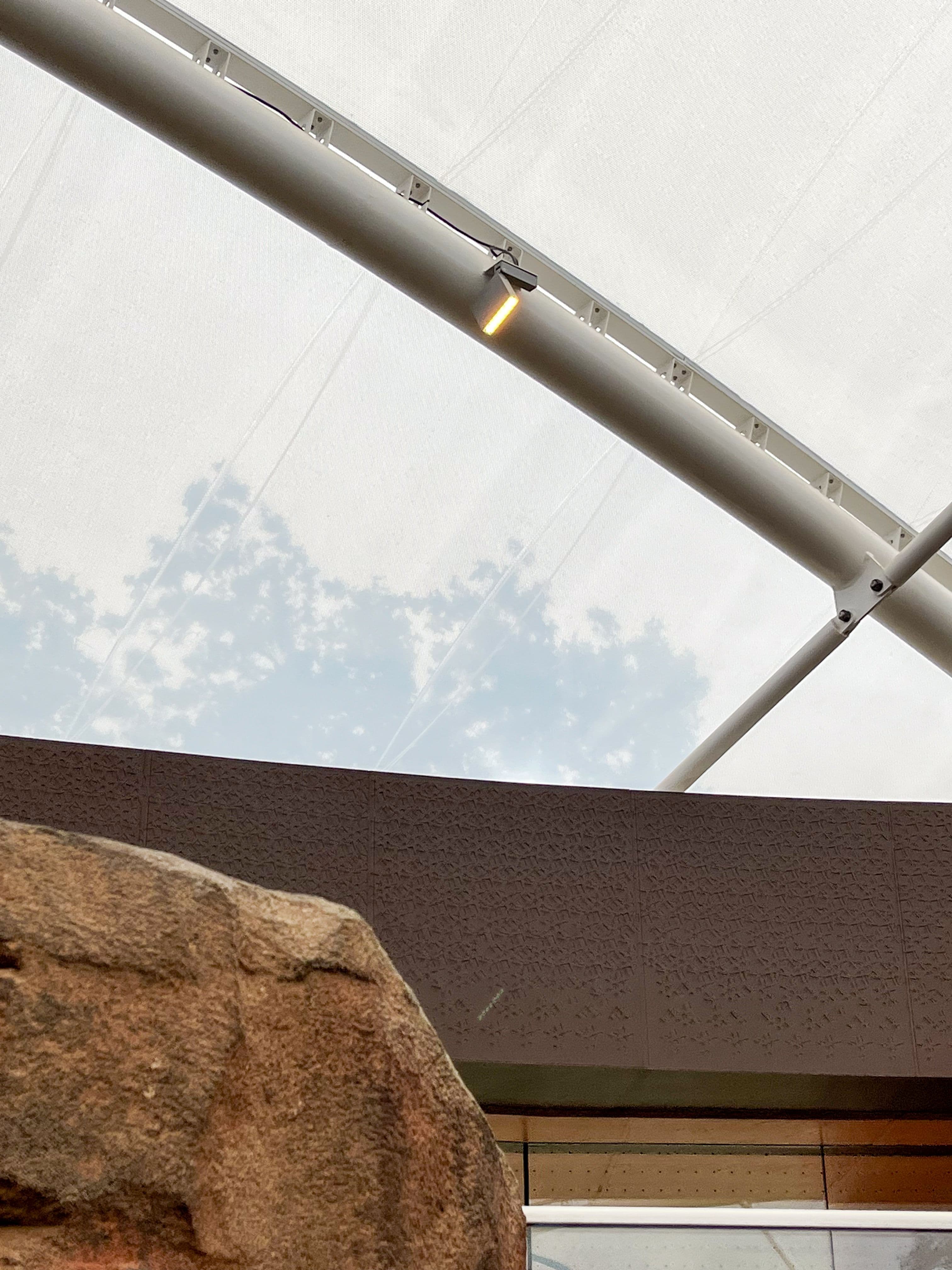 Innenraumaufnahmen der Nashorn-Pagode im Berliner Zoo mit lichtdurchfluteter Membrankuppel, integrierter Schienenbeleuchtung an Stahlträgern und tropischer Bepflanzung mit Natursteinelementen, Leuchtendesign Susanne Philippson