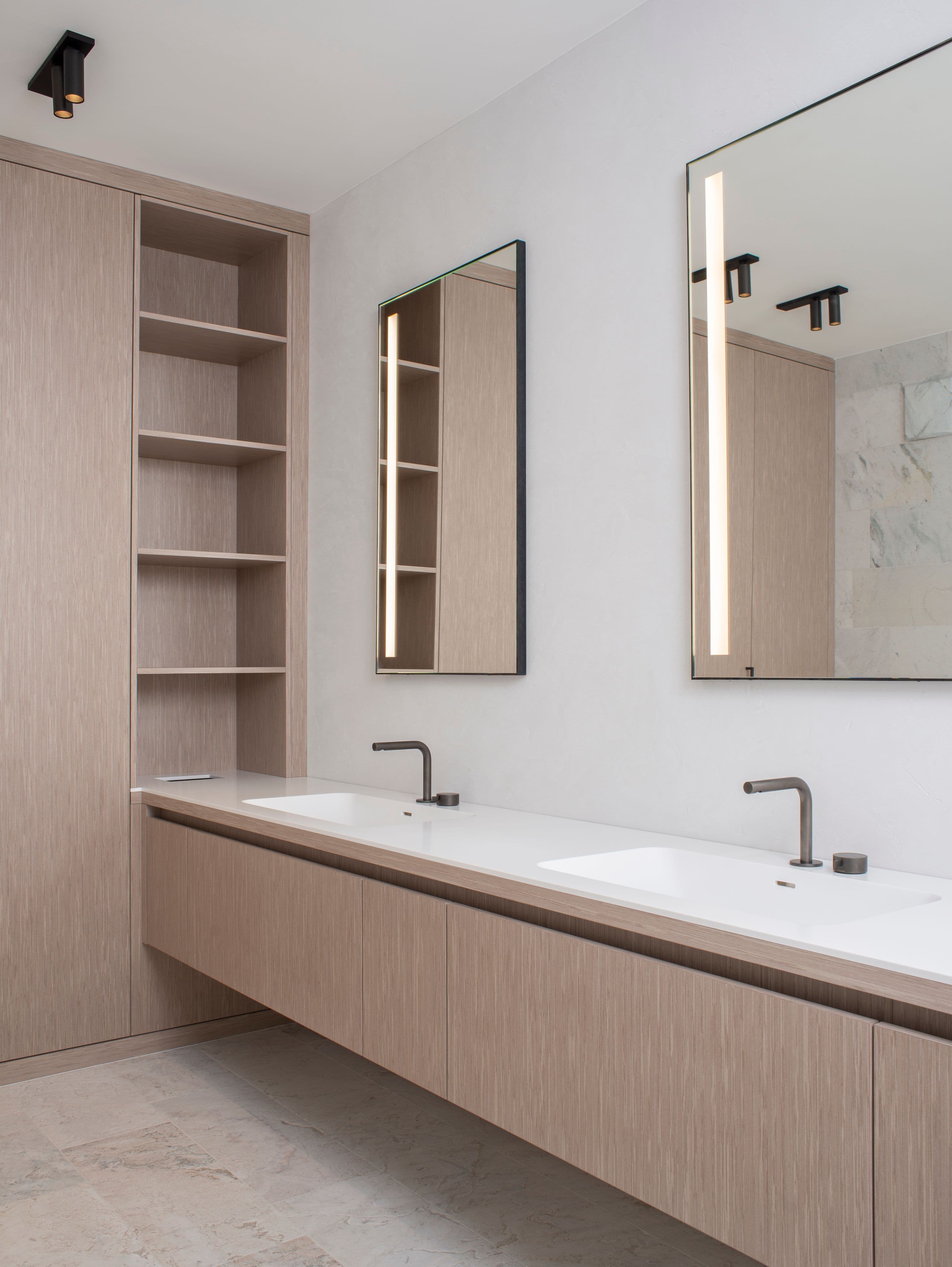 Badezimmer mit Silberquarzit-Naturstein, Doppelwaschtisch aus Holz, Glasdusche und Altholzdecke in einem Privathaus in Tirol, Innenarchitektur Susanne Philippson
