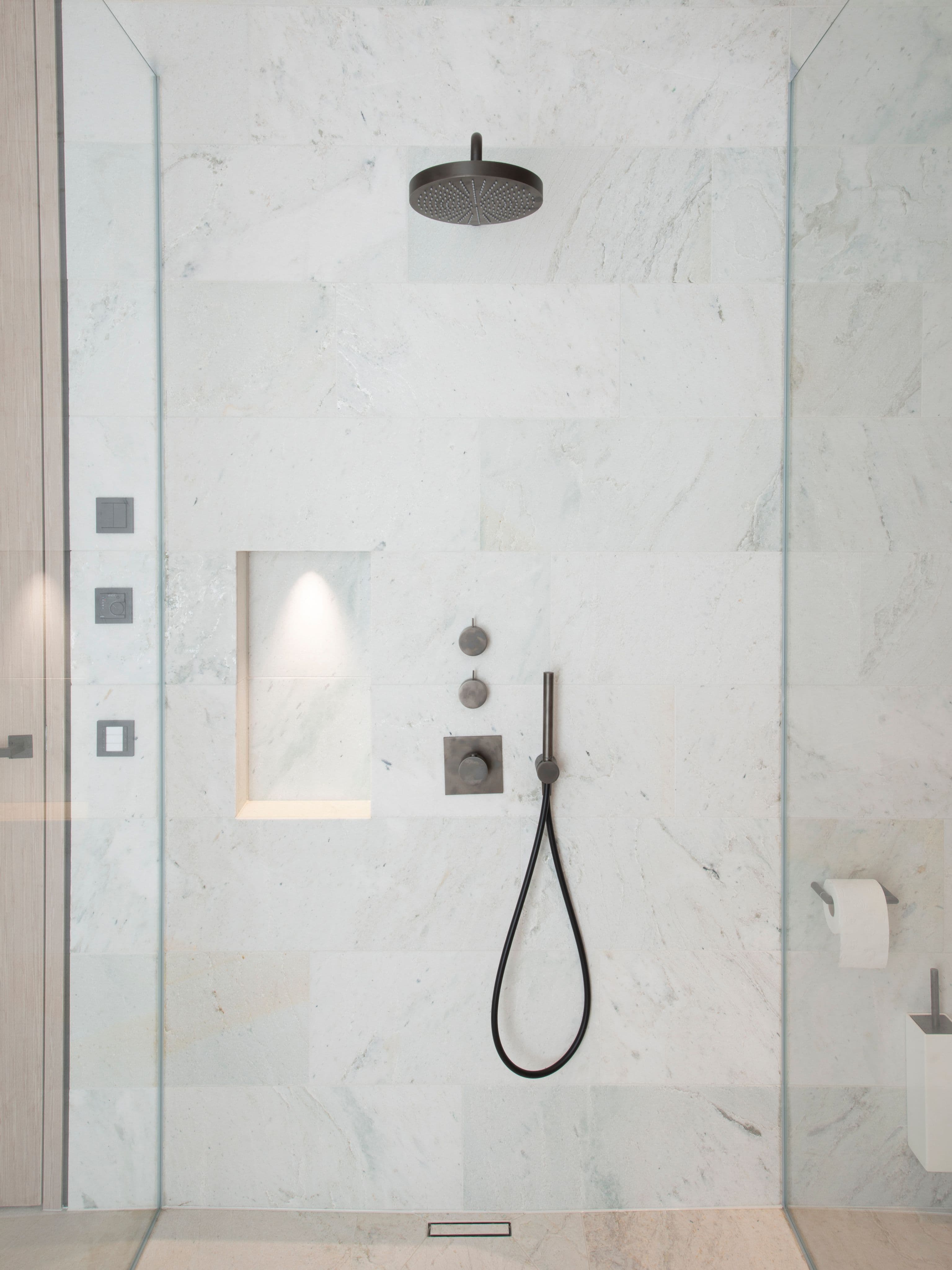 Badezimmer mit Silberquarzit-Naturstein, Doppelwaschtisch aus Holz, Glasdusche und Altholzdecke in einem Privathaus in Tirol, Innenarchitektur Susanne Philippson