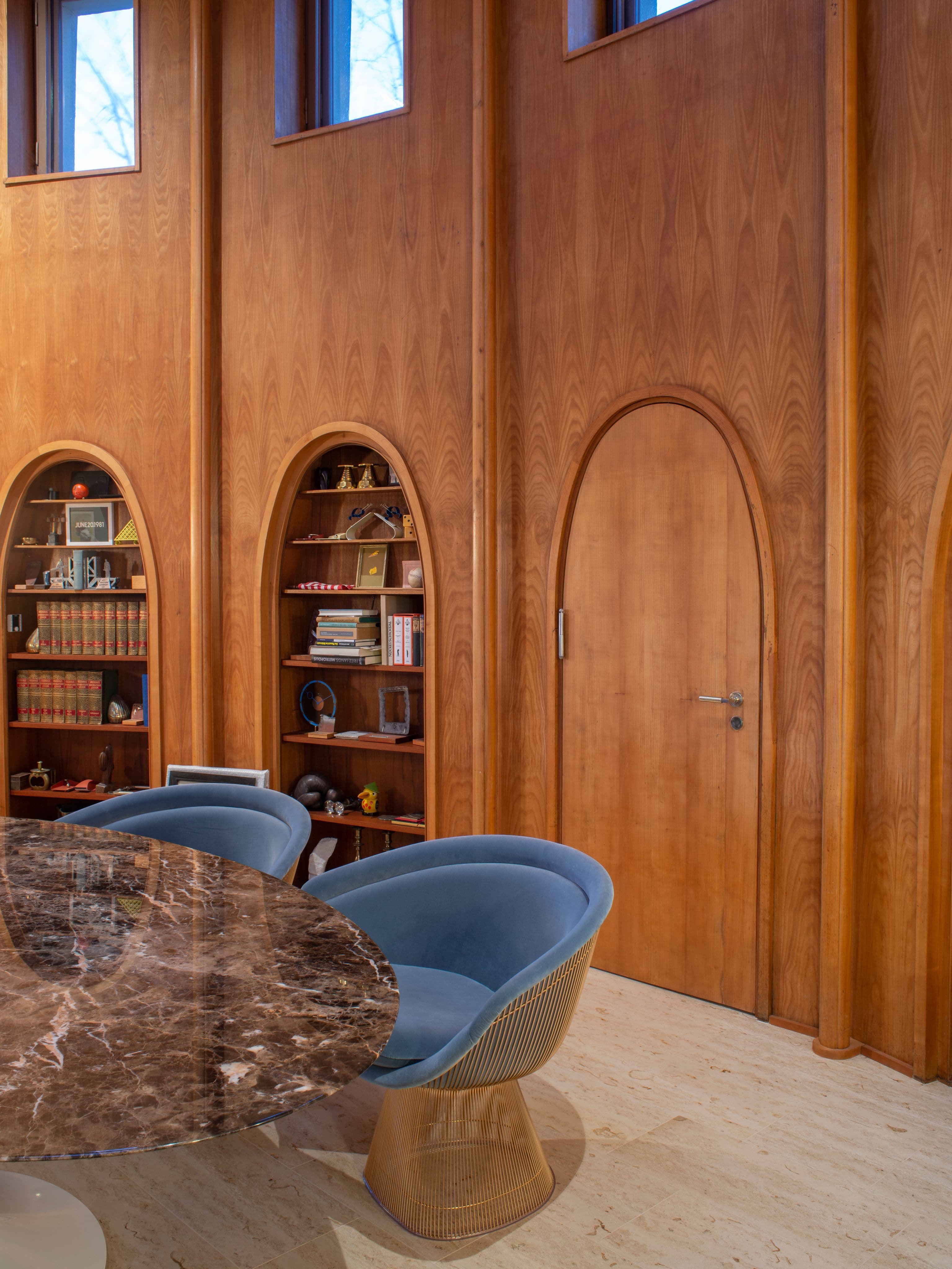 Historischer Essplatz mit Wandvertäfelung. Runder Grundriss. Warren Platner Stuhl. Innenarchitektur Susanne Philippson