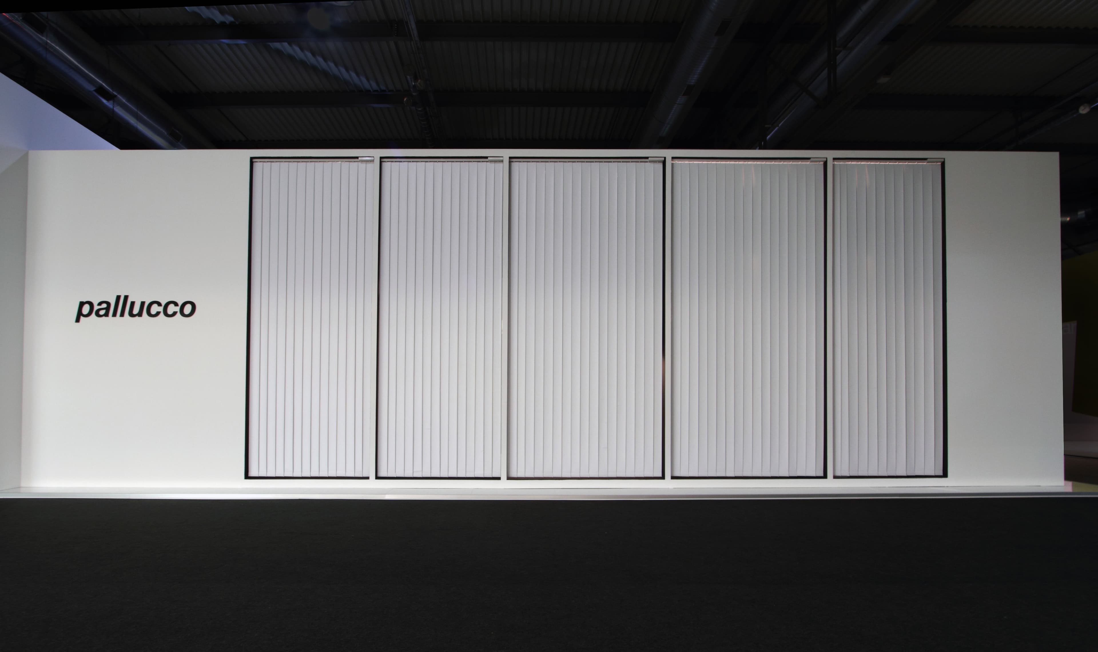 Pallucco Messestand Euroluce 2011 – Lamellenfront mit Einblick auf leuchtende Hängeleuchten, Konzept Susanne Philippson
