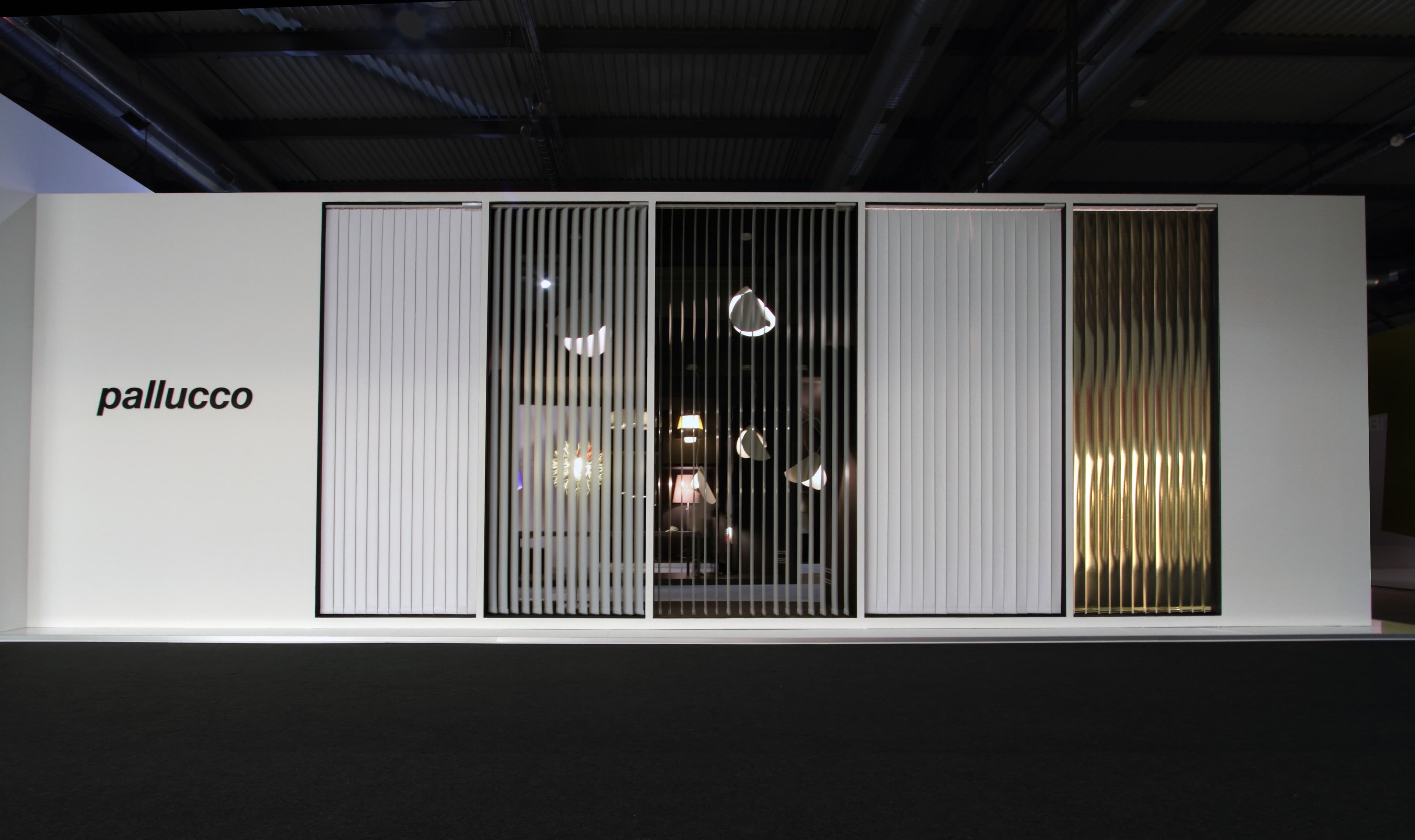 Pallucco Messestand Euroluce 2011 – Lamellenfront mit Einblick auf leuchtende Hängeleuchten, Konzept Susanne Philippson