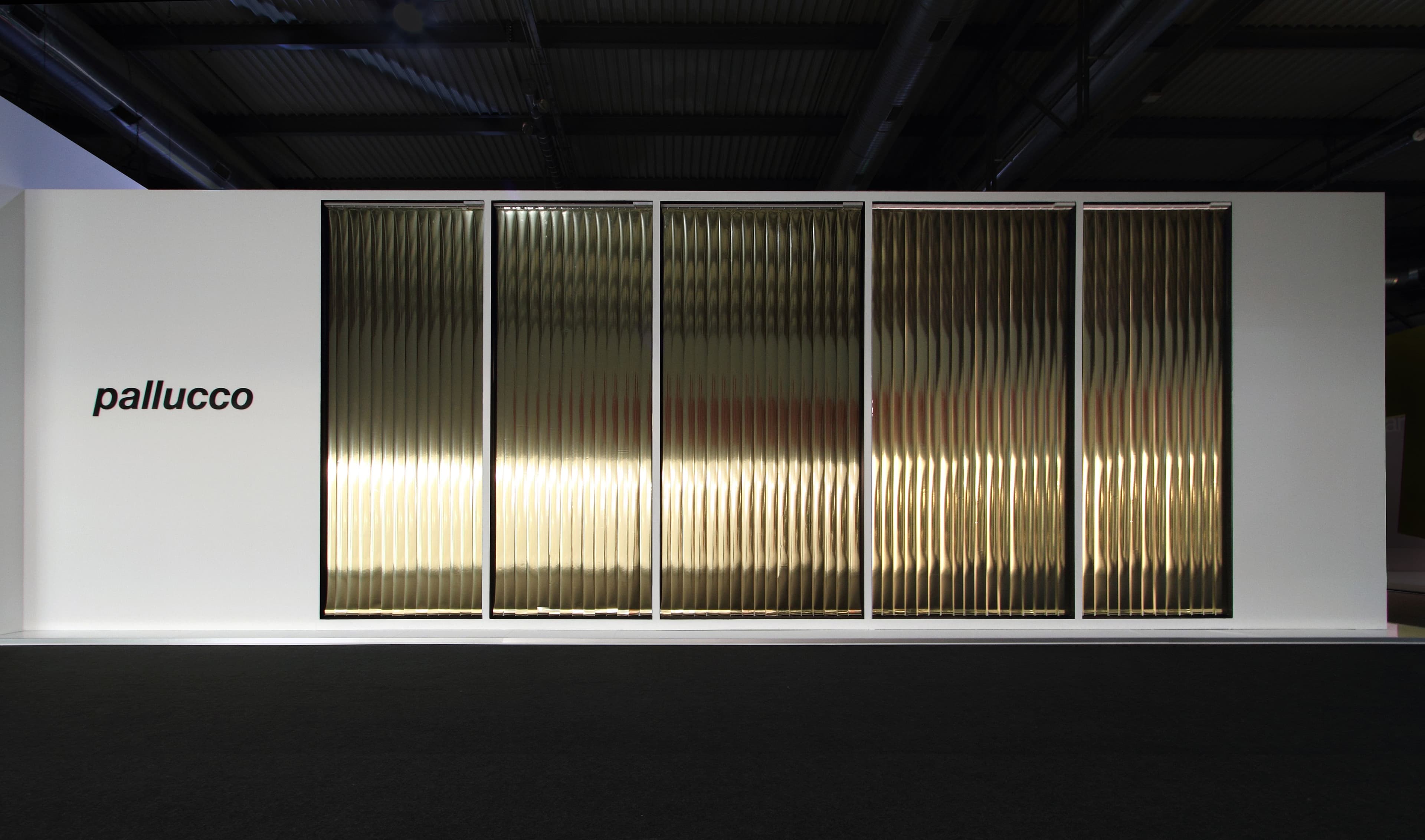 Pallucco Messestand Euroluce 2011 – Lamellenfront mit Einblick auf leuchtende Hängeleuchten, Konzept Susanne Philippson