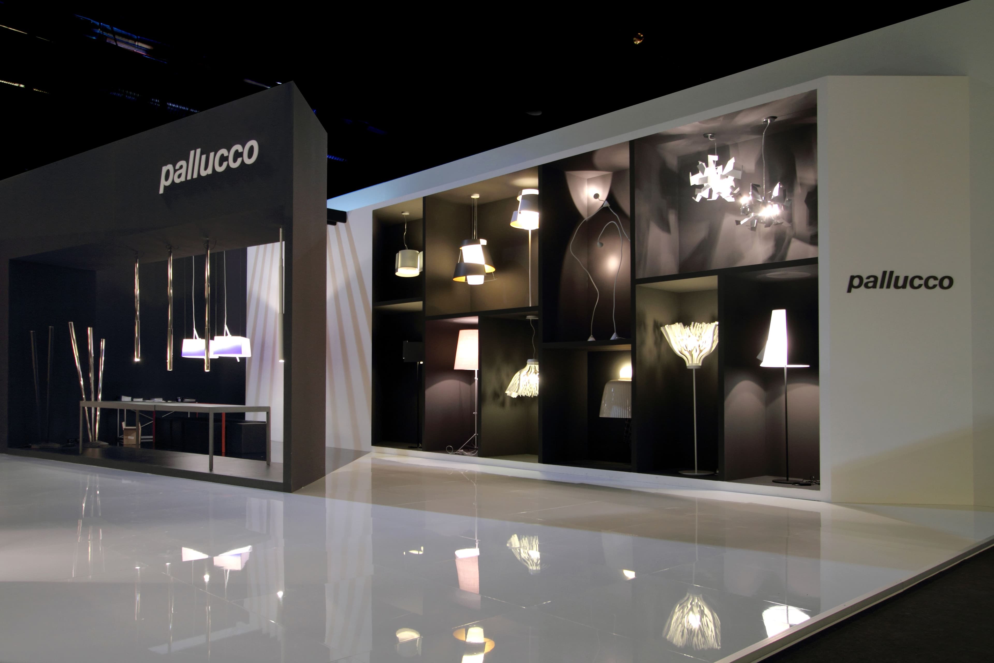 Pallucco Messestand Euroluce 2011 – Leuchtenraster in schwarzen Wandnischen mit Steh- und Pendelleuchten, Konzept Susanne Philippson