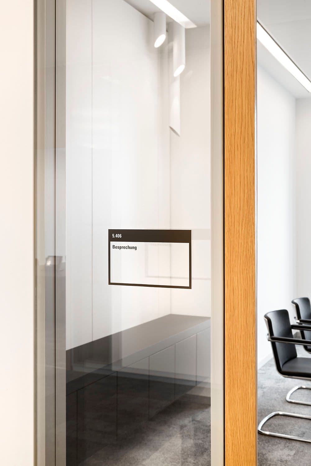 Detailaufnahmen des Leitsystems im Hauptsitz der Mittelbrandenburgischen Sparkasse Potsdam mit maßgefertigten Raumschildern an Eichenholztüren und Glastrennwänden, Innenarchitektur Susanne Philippson