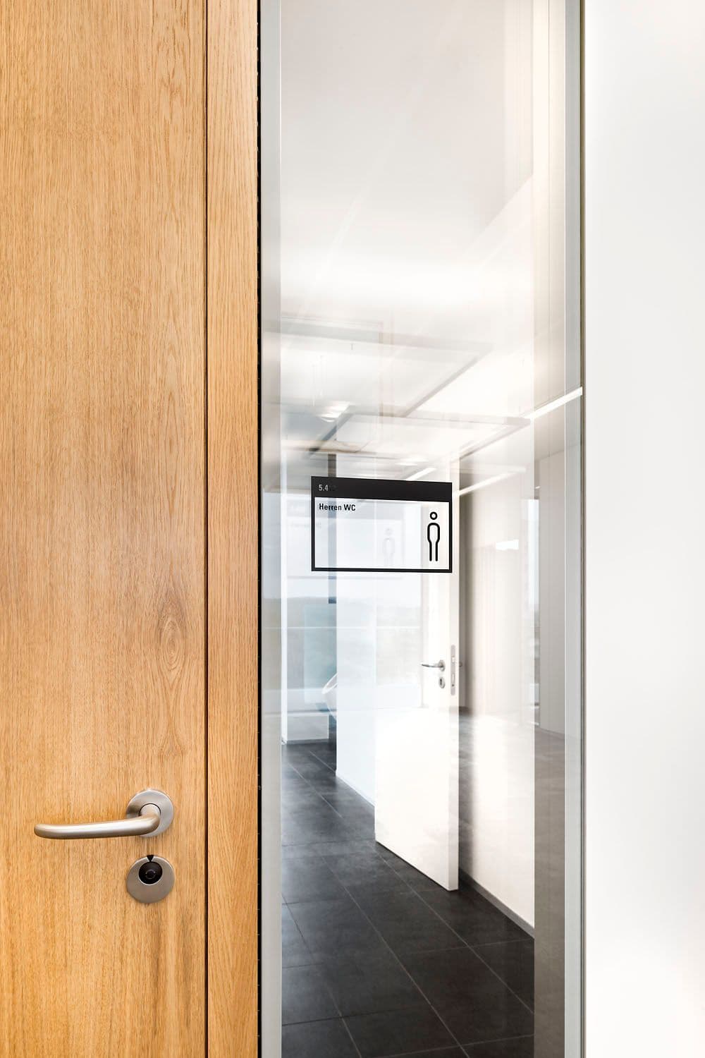 Detailaufnahmen des Leitsystems im Hauptsitz der Mittelbrandenburgischen Sparkasse Potsdam mit maßgefertigten Raumschildern an Eichenholztüren und Glastrennwänden, Innenarchitektur Susanne Philippson