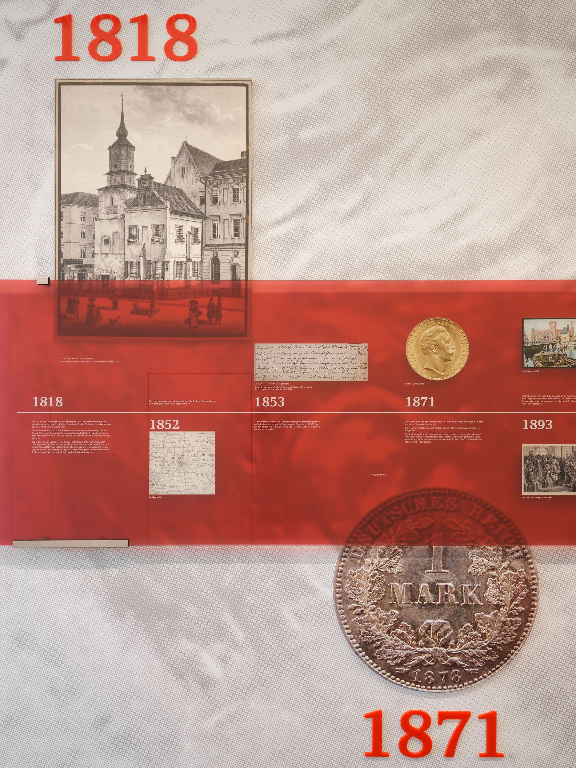 Historischer Zeitstrahl der Berliner Sparkasse seit 1818 – Wandgestaltung mit Archivmotiven, Jahreszahlen und roten Glaselementen entlang eines Büroflurs, Branding Susanne Philippson