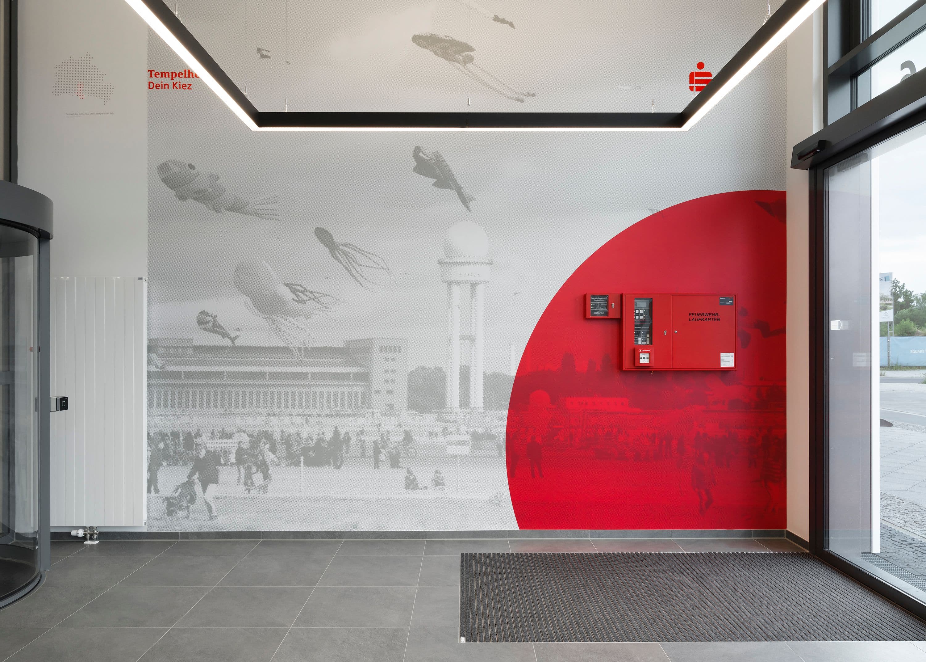 Berliner Kiez-Wandgrafiken in den Bürogeschossen der Berliner Sparkasse – ortsbezogene Motive wie Tiergarten, Neukölln und Steglitz als großformatige Wandbilder mit rotem Kiez-Signet, Branding Susanne Philippson