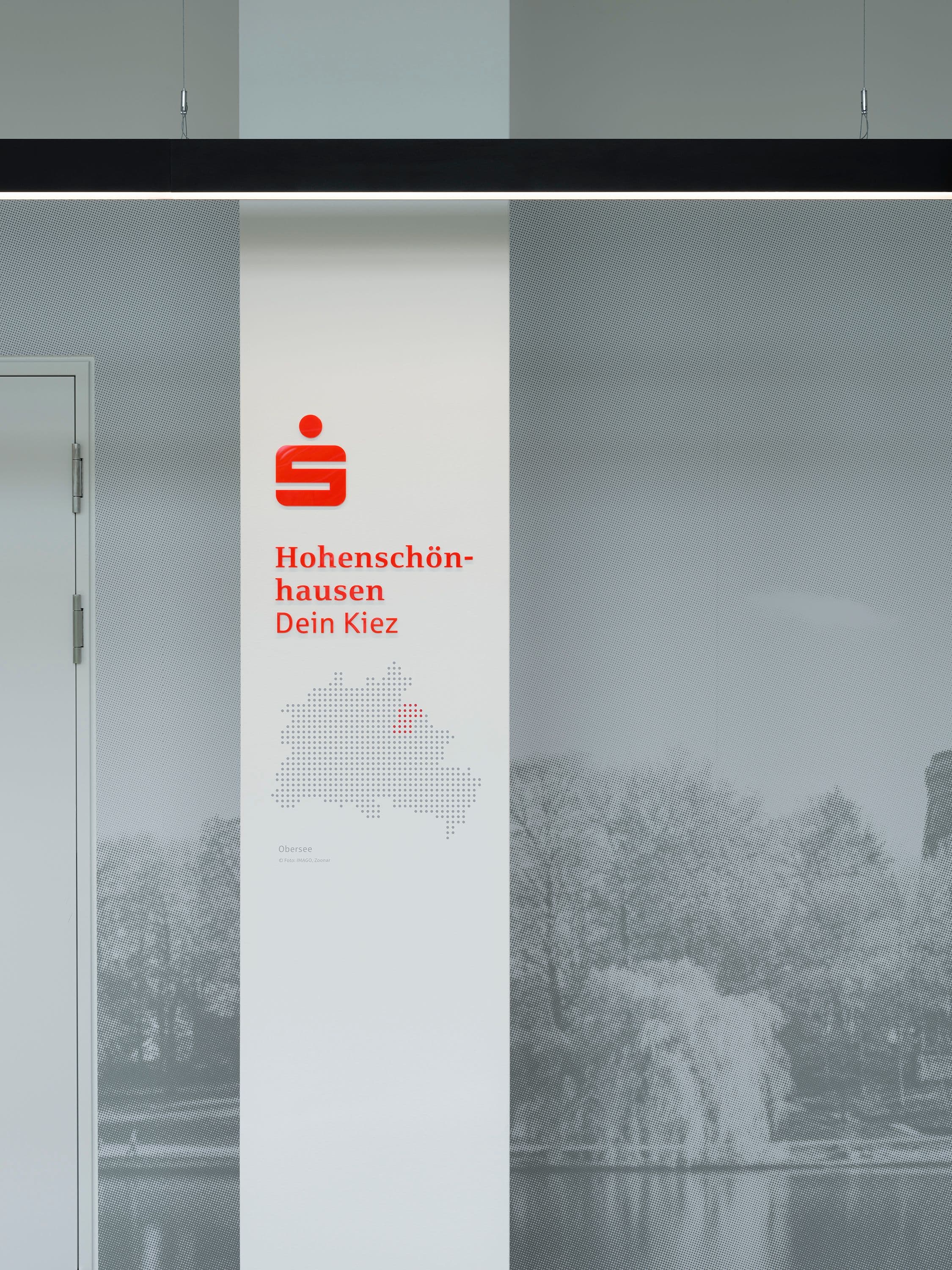 Berliner Kiez-Wandgrafiken in den Bürogeschossen der Berliner Sparkasse – ortsbezogene Motive wie Tiergarten, Neukölln und Steglitz als großformatige Wandbilder mit rotem Kiez-Signet, Branding Susanne Philippson
