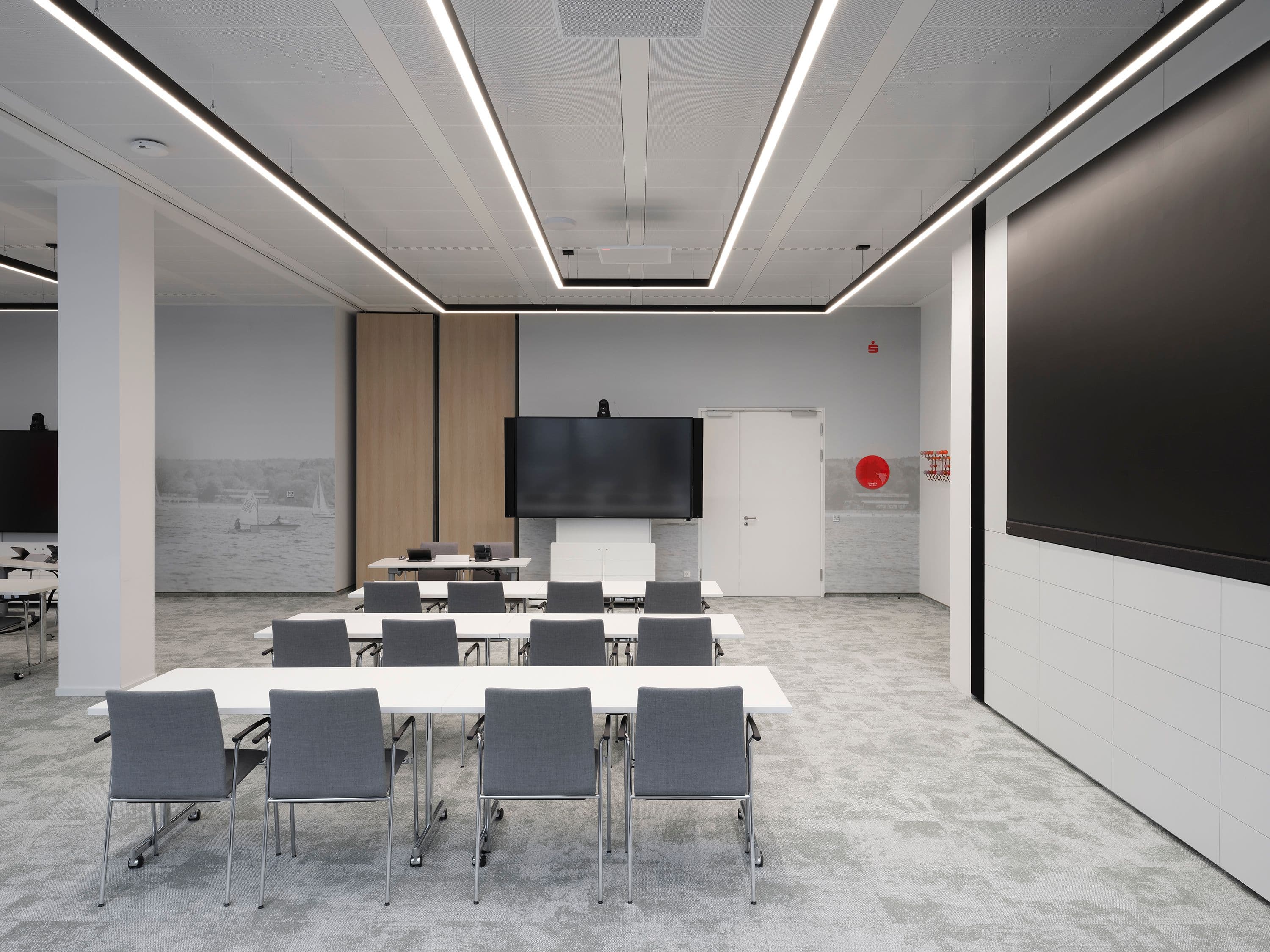 Veranstaltungs- und Schulungsräume der Berliner Sparkasse mit skulpturalen Lichtrahmen an der Decke und ortsbezogener Wandgestaltung, Lichtplanung Susanne Philippson